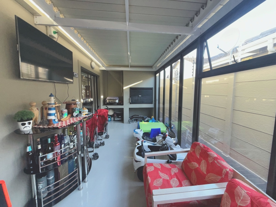 5 Bedroom Property for Sale in Parklands North Western Cape